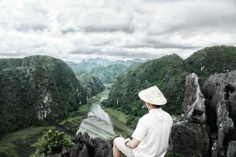Vietnam Solo Travel 2025: Budget, Safety & 10–14 Day Itinerary